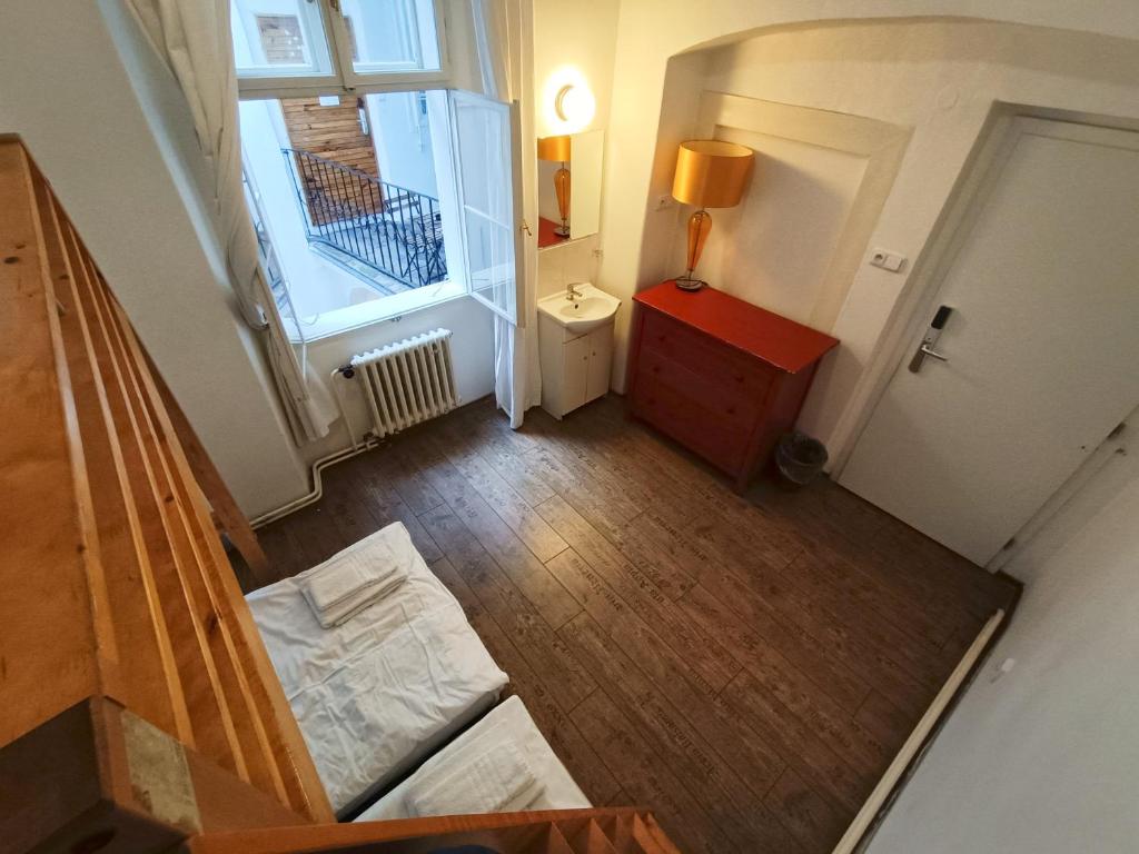Postel nebo postele na pokoji v ubytování Charles Bridge Hostel & Apartments