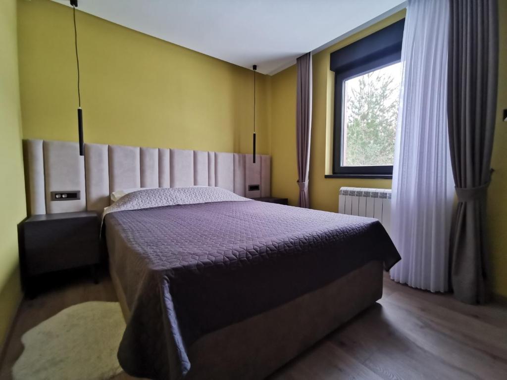 1 dormitorio con cama y ventana en Vila Nordika Tornik, en Tornik