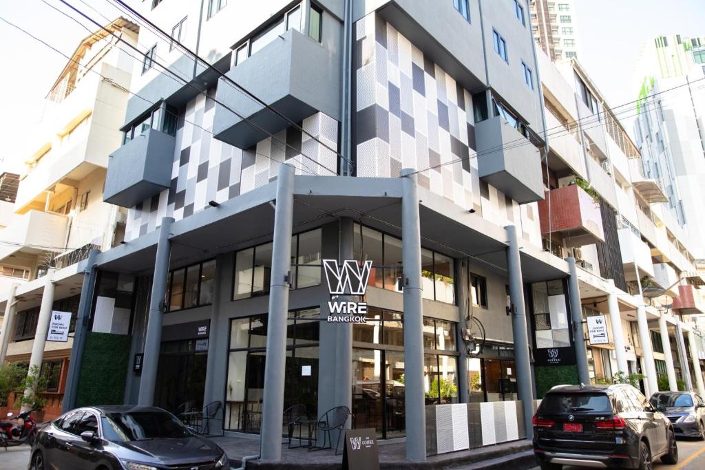 a view of a building with cars parked in front of it at WiRE BANGKOK PRAKHANONG in Amphoe Phra Khanong