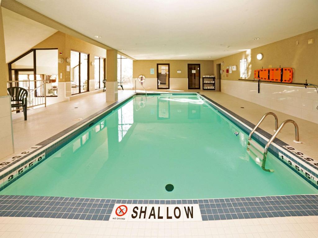 a large swimming pool in a hotel room at Quality Hotel Burlington in Burlington