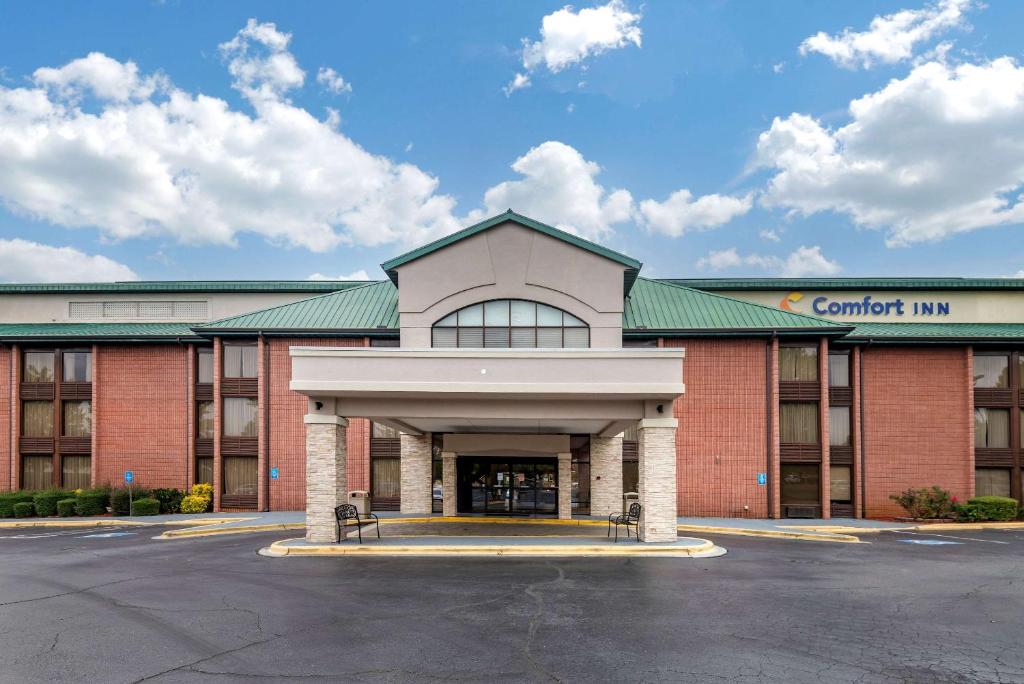 a building with a parking lot in front of it at Comfort Inn Matthews / Charlotte in Matthews