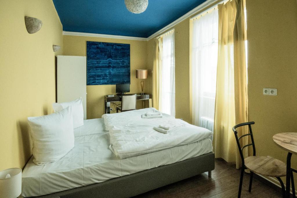 Postel nebo postele na pokoji v ubytování Charles Bridge Hostel & Apartments