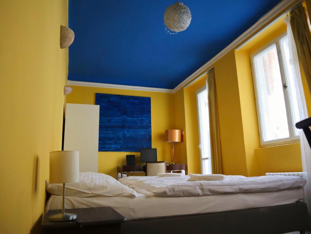 Postel nebo postele na pokoji v ubytování Charles Bridge Hostel & Apartments