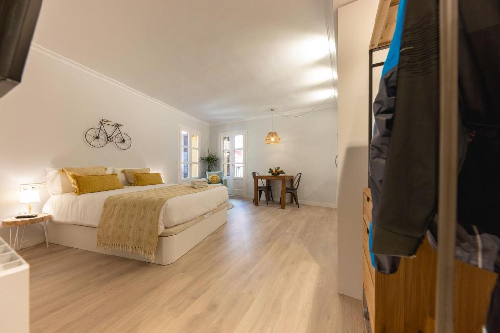 A bed or beds in a room at Bravissimo Barca Studio Dos
