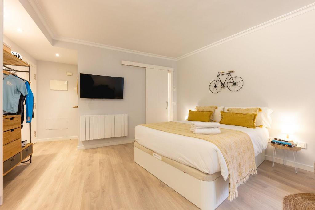 A bed or beds in a room at Bravissimo Barca Studio Dos
