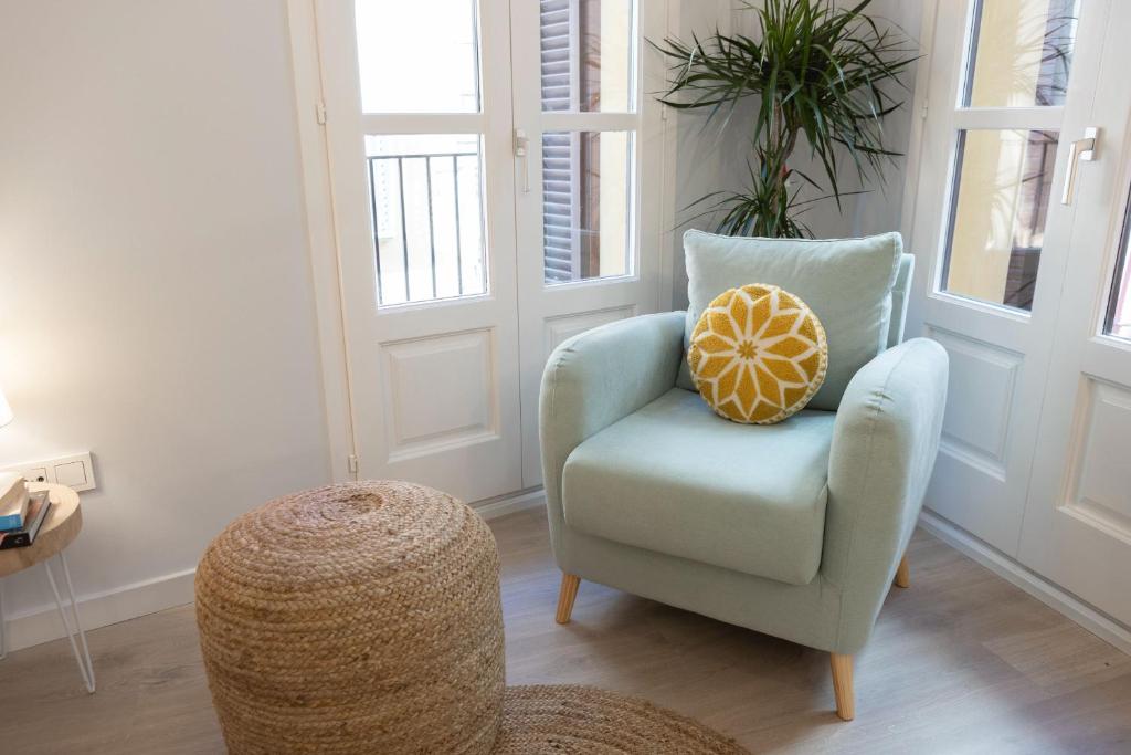A seating area at Bravissimo Barca Studio Dos