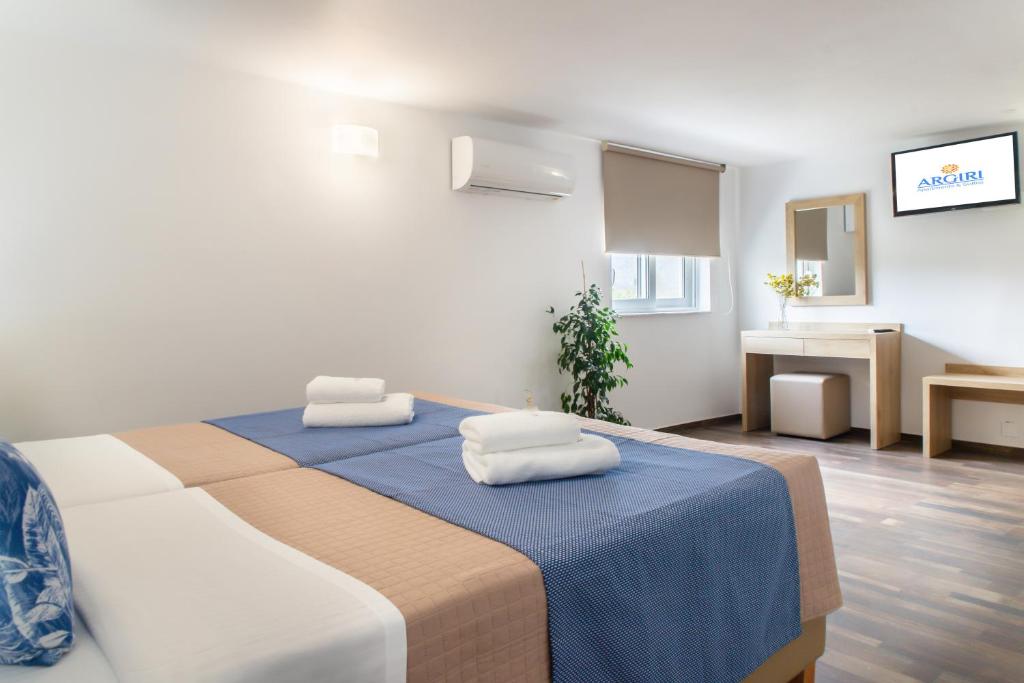 Postel nebo postele na pokoji v ubytování Argiri Apartments & Suites