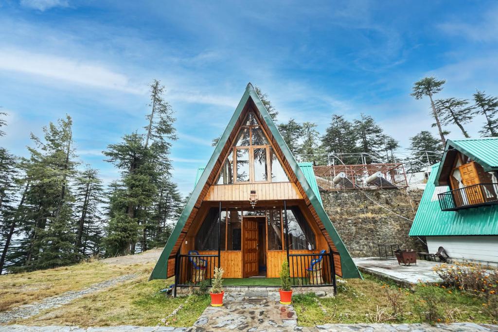 dom na wzgórzu z zielonym dachem w obiekcie EKOSTAY - Kufri Chalet w mieście Kufri