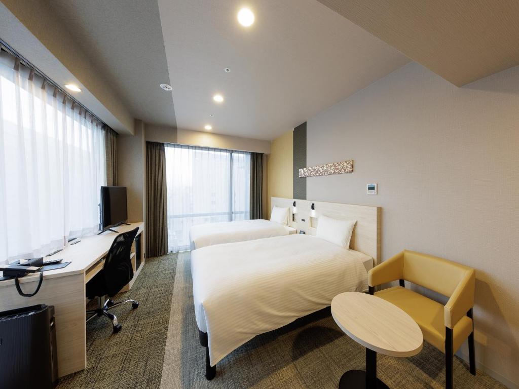Postel nebo postele na pokoji v ubytování Smile Hotel Kanazawa Nishiguchi Ekimae