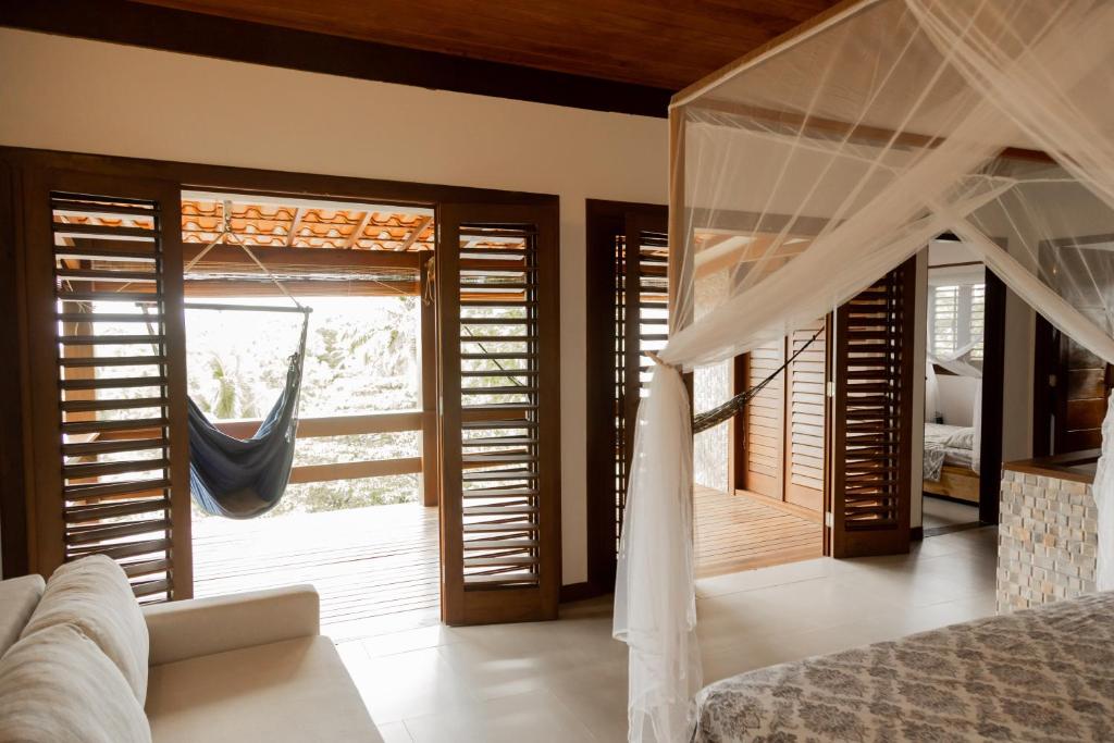 een slaapkamer met een bed en een grote glazen deur bij Das Edelweiss in Moreré