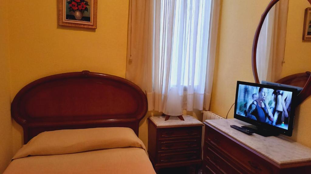 Televízia a/alebo spoločenská miestnosť v ubytovaní Plaza Universitat