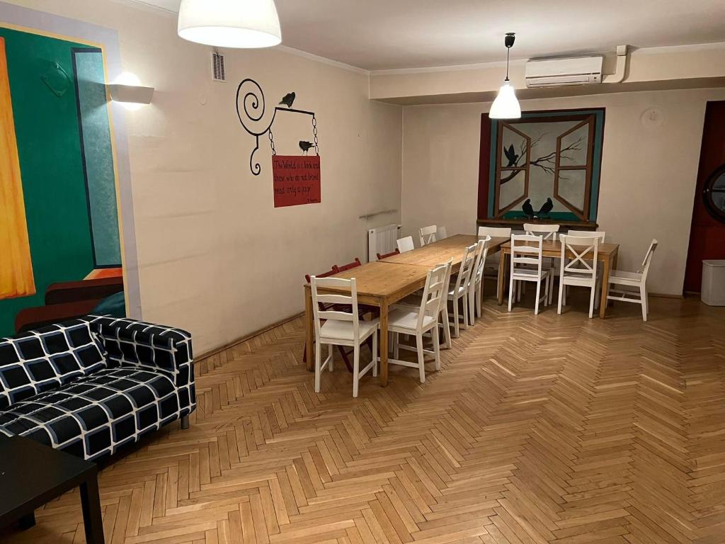 comedor con mesa de madera y sillas en 50 People Bis Apartment, en Cracovia