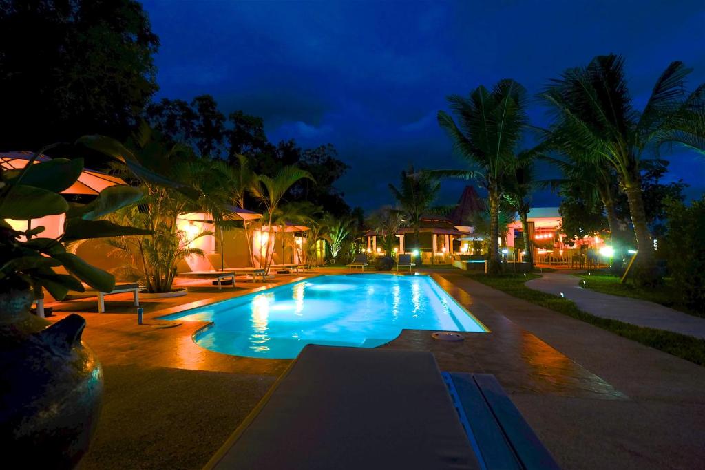 Bazén v ubytování Barong Resort nebo v jeho okolí