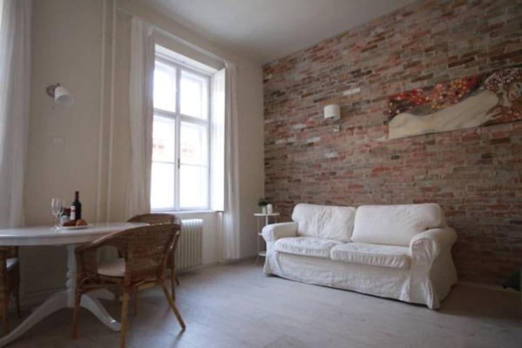 Posedenie v ubytovaní Trendy home near BASILICA with AC