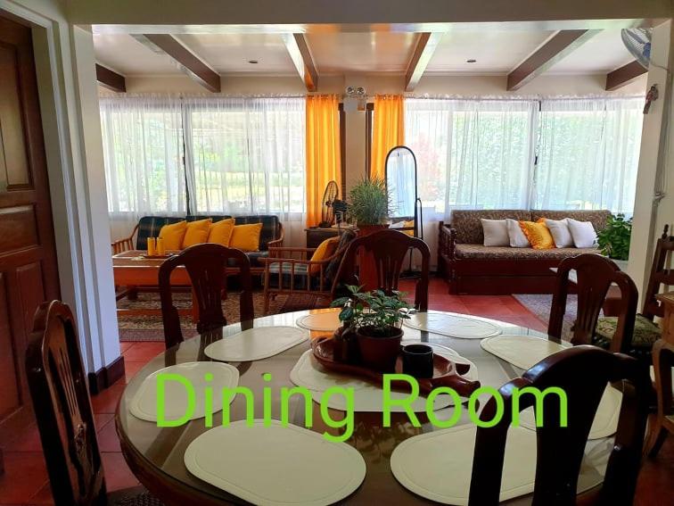 Posezení v ubytování Jabbitos Baguio Transient House BUNGALOW