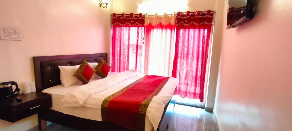 Postel nebo postele na pokoji v ubytování Hotel Shanti inn