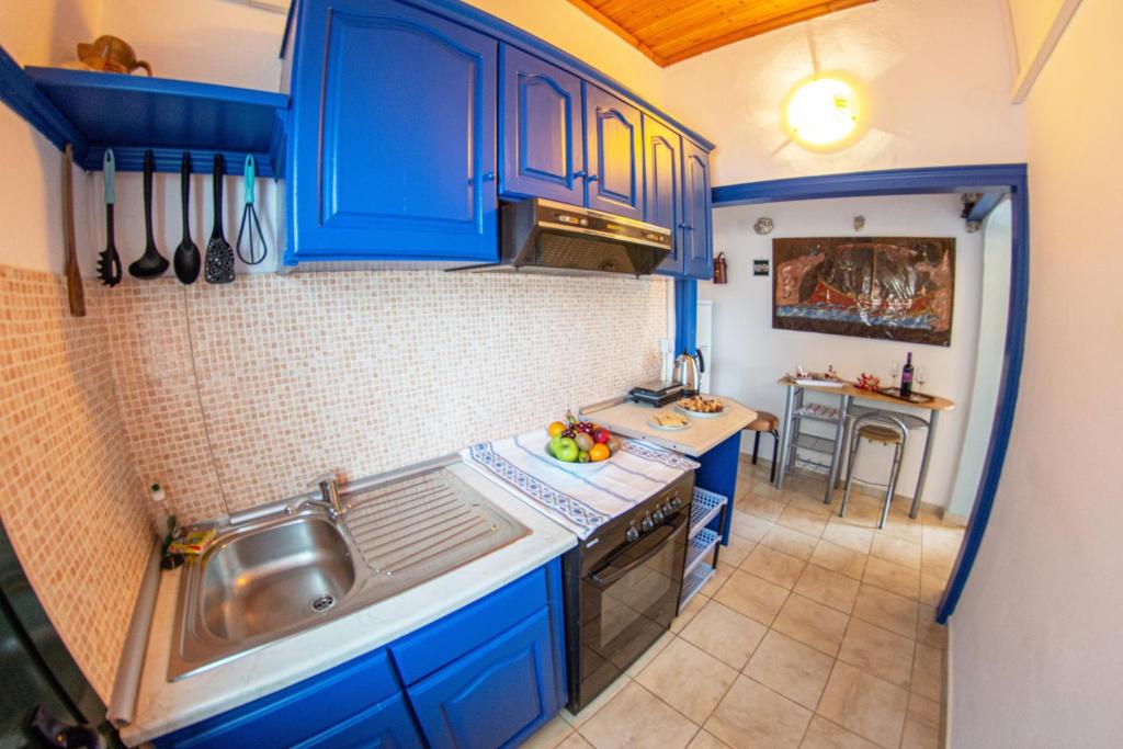 Kuchyň nebo kuchyňský kout v ubytování Aliki Apartments