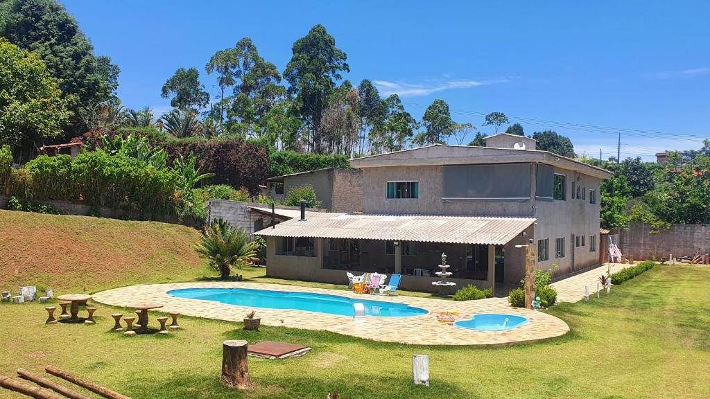 uma casa com piscina num quintal em Recanto das Pretinhas em Ibiúna