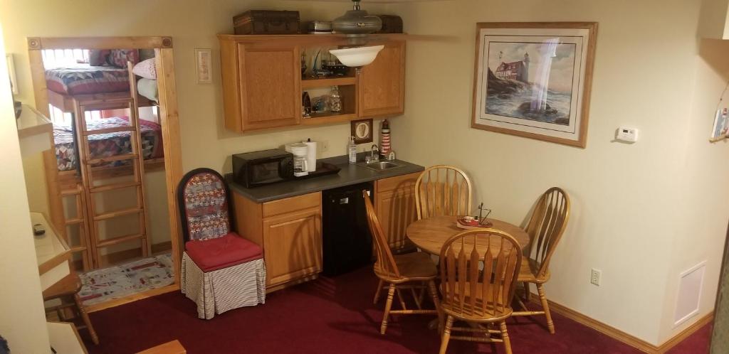 All Seasons Inn - Suite