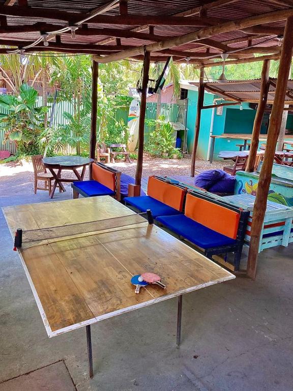 Stolní tenis v ubytování Coral Reef Surf Hostel and Camp nebo okolí