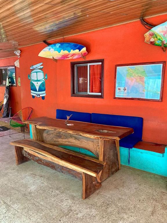 Posezení v ubytování Coral Reef Surf Hostel and Camp