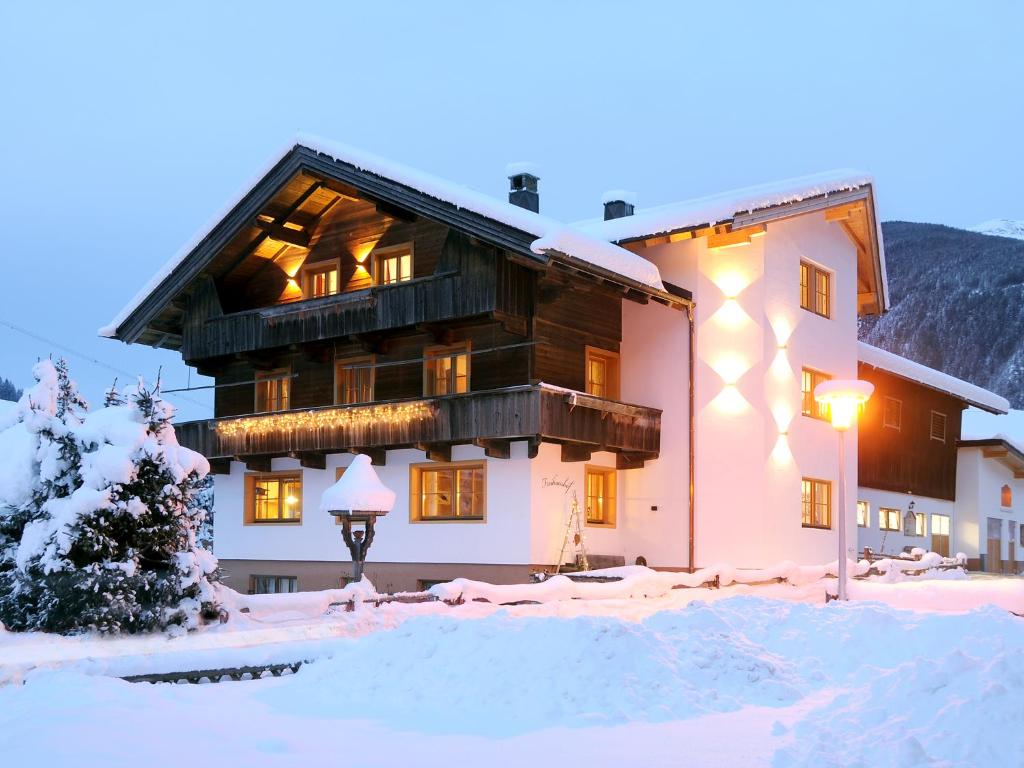 un grande edificio con neve di fronte di Freihaushof a Mayrhofen