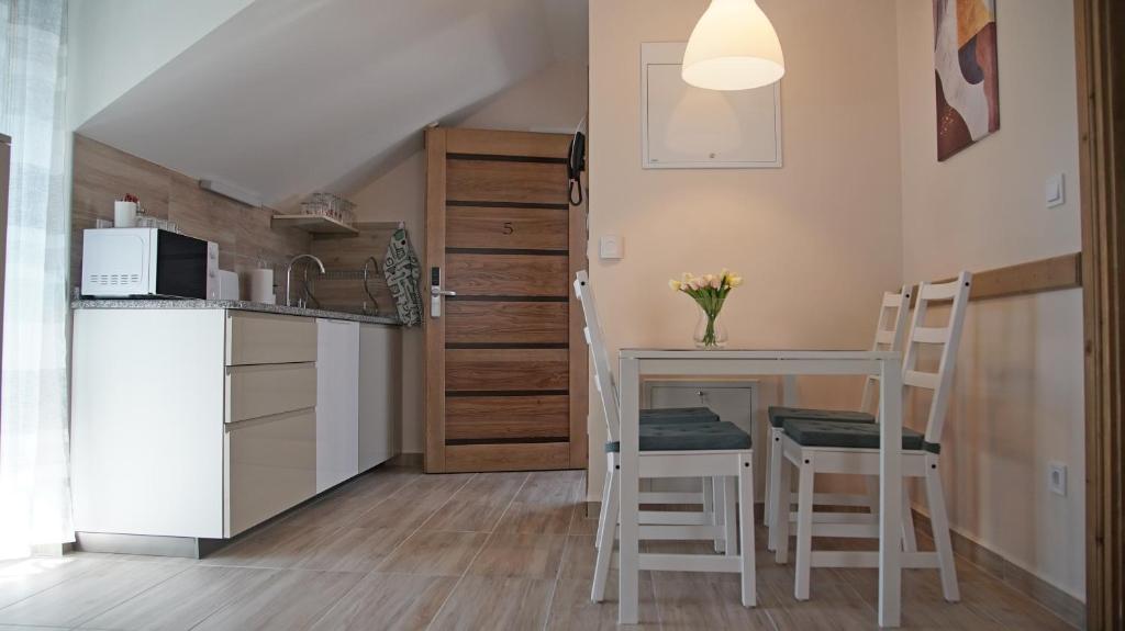 Kuchyňa alebo kuchynka v ubytovaní Fenyves Apartmanok