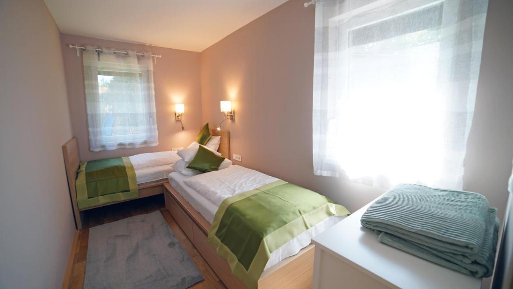Posteľ alebo postele v izbe v ubytovaní Fenyves Apartmanok