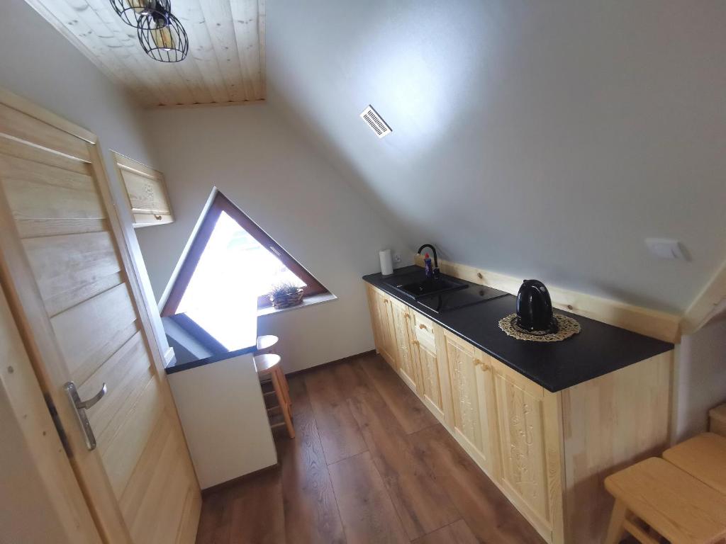 Kuchyňa alebo kuchynka v ubytovaní Apartamenty VILLA SKI-BÓWKI
