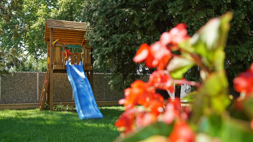 Vonkajšia záhrada v ubytovaní Fenyves Apartmanok