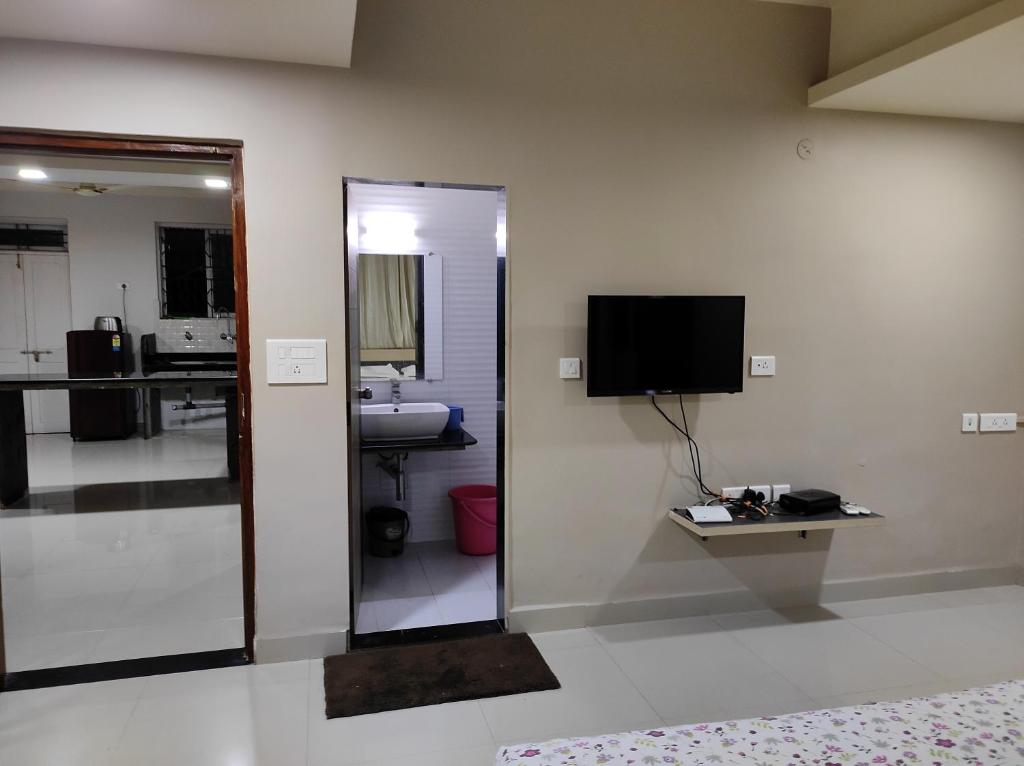 TV a/nebo společenská místnost v ubytování Guesthouse Sakina Colva