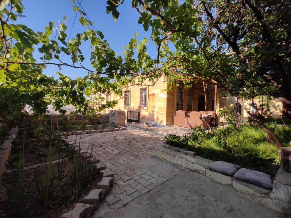 a house in the middle of a garden at Acan Apart günlük kiralık ev daire Ürgüp in Mustafapaşa