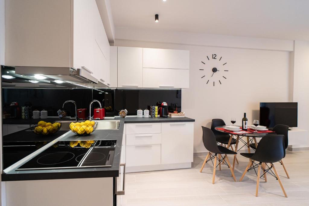 Kuchyň nebo kuchyňský kout v ubytování Petit Palace Trikala
