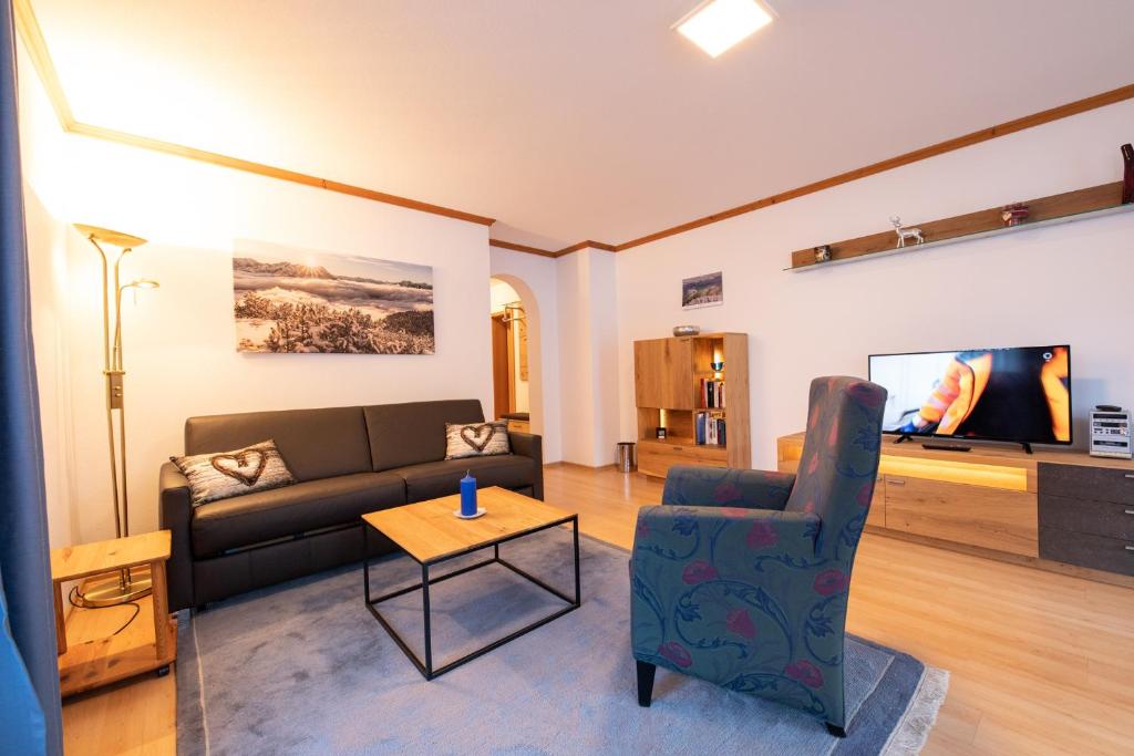 uma sala de estar com um sofá e uma mesa em Bernadein em Garmisch-Partenkirchen
