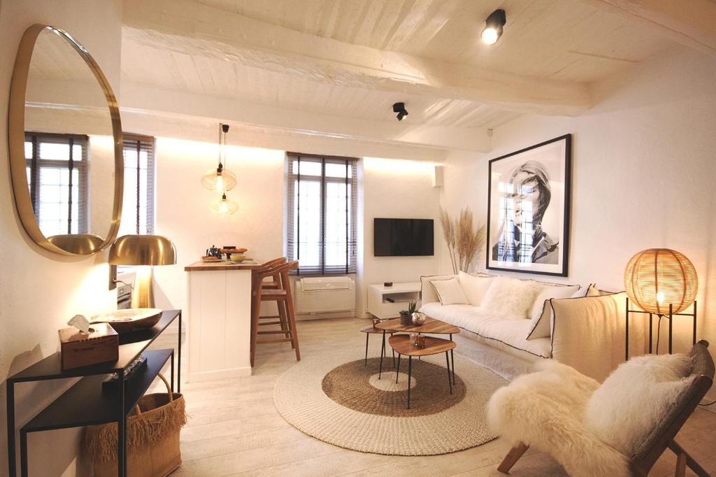un salon avec un canapé et une table dans l'établissement Luxueux appartement, centre historique 50m du port et de la plage de la Ponche, à Saint-Tropez