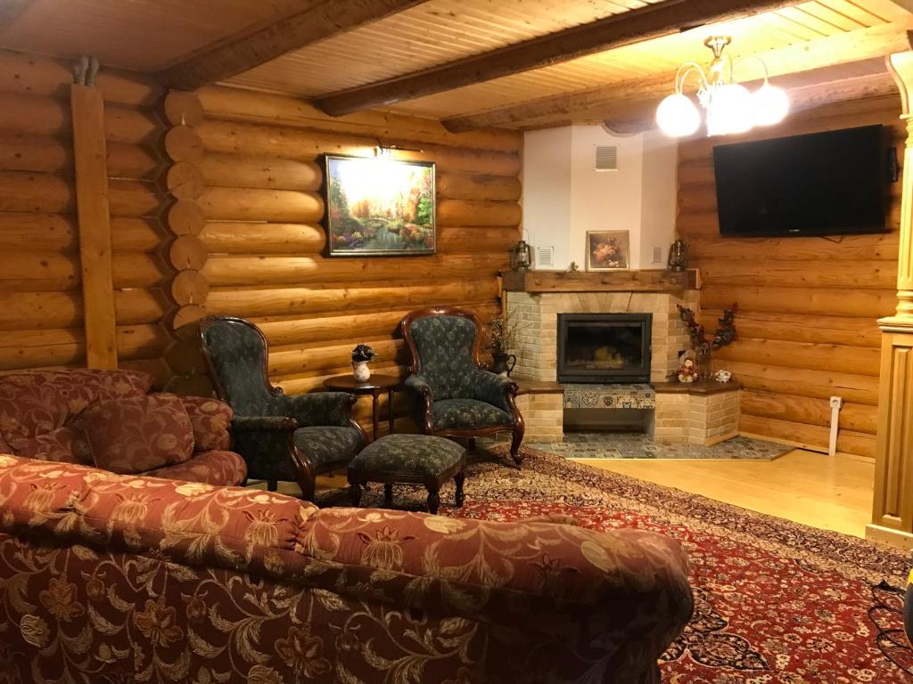 salon z kanapą i kominkiem w obiekcie Cottage Lavanda окремий котедж з каміном w mieście Bukowel