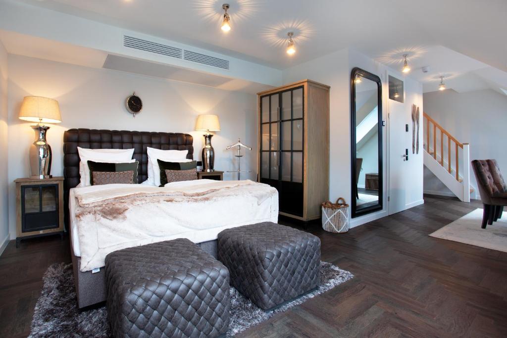 Postel nebo postele na pokoji v ubytování Hotel Achterum Greetsiel