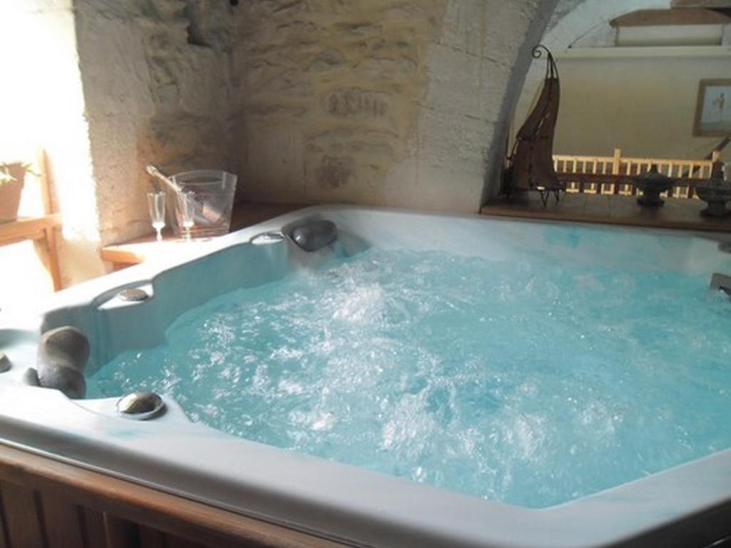 una gran bañera azul en una habitación en Le Clos d'Isabelle, en Marsillargues