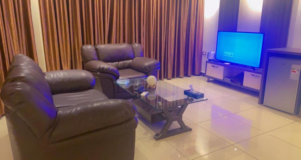TV a/nebo společenská místnost v ubytování Seven Days Hotel