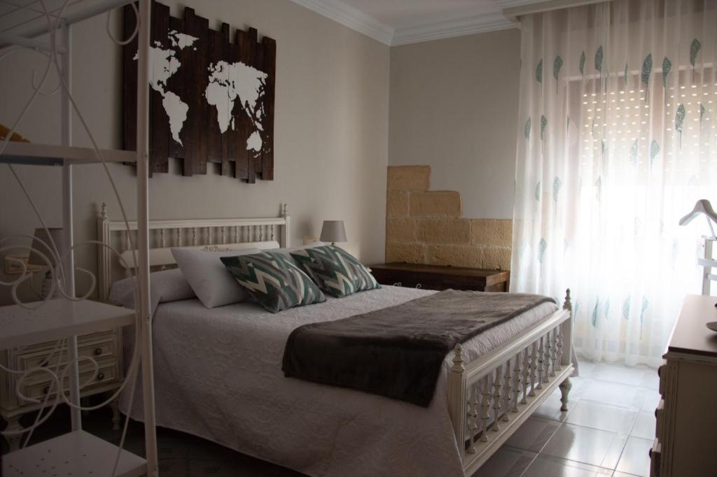 1 dormitorio con 1 cama y un mapa en la pared en Casa Planta Baja.VTLR1431, en Rincón de Soto