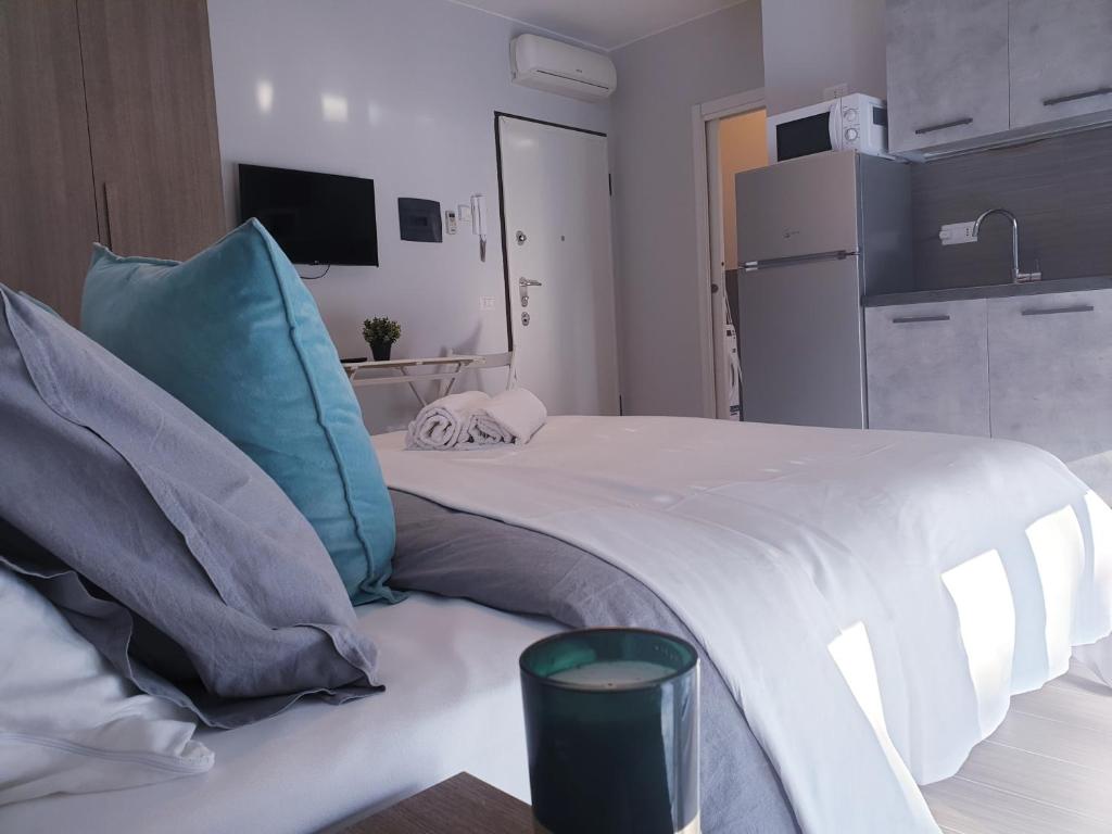 Postel nebo postele na pokoji v ubytování Michelangelo Apartments con parcheggio gratuito in loco e self check in