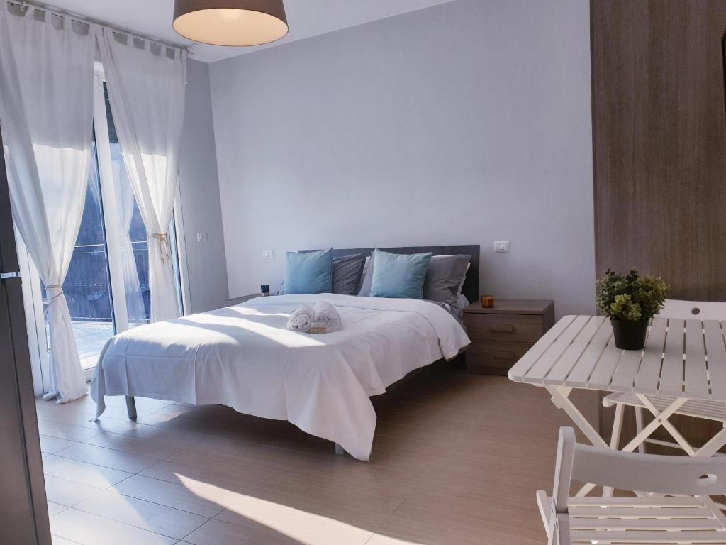 Postel nebo postele na pokoji v ubytování Michelangelo Apartments con parcheggio gratuito in loco e self check in