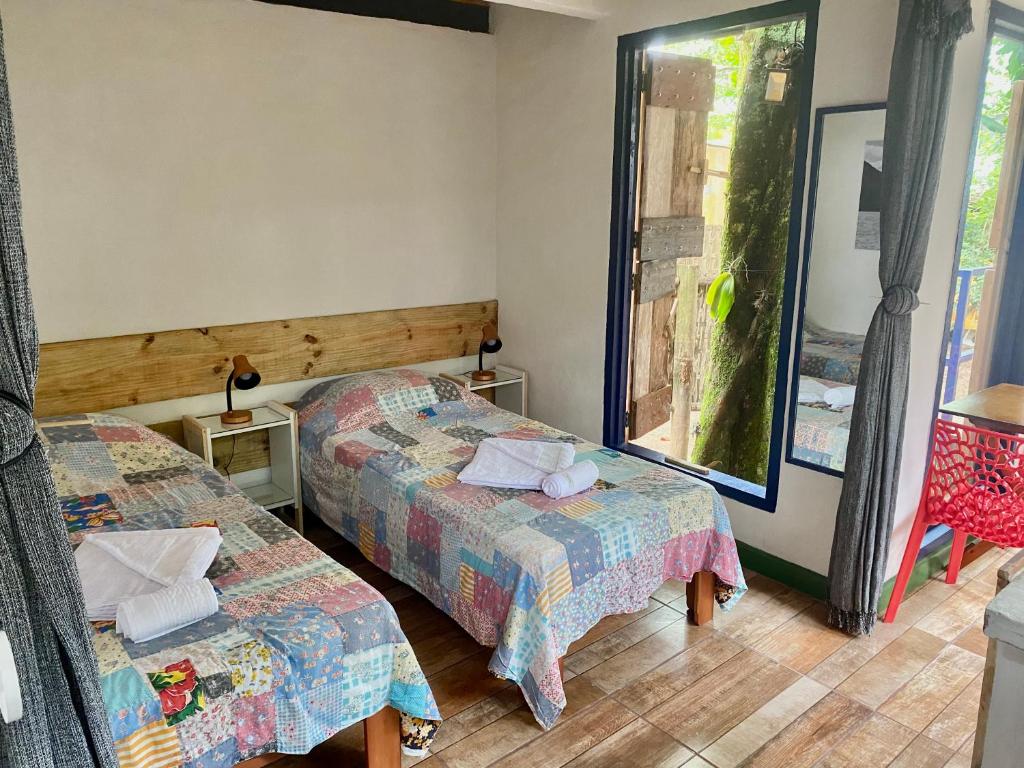 เตียงในห้องที่ Chalé Pau D’Alho - Pé na Areia - Curral, Ilhabela