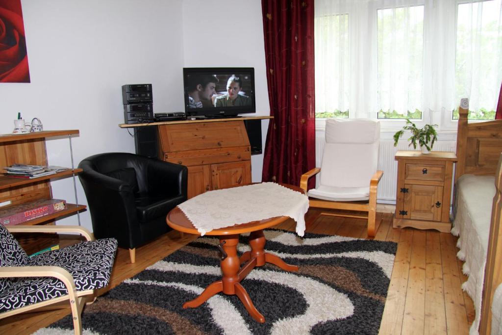 sala de estar con mesa y silla en Apartment in Chemnitz, Ebersdorfer Wald, en Chemnitz