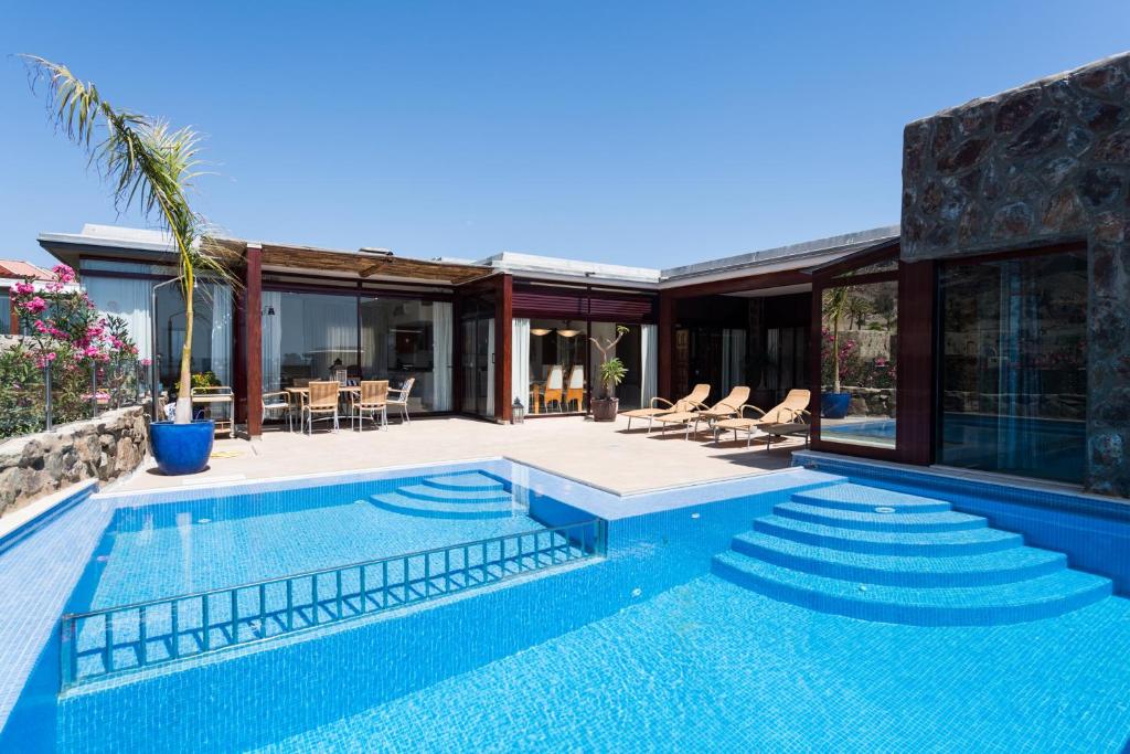une image d'une piscine dans une maison dans l'établissement Sunset Villa, à La Playa de Tauro