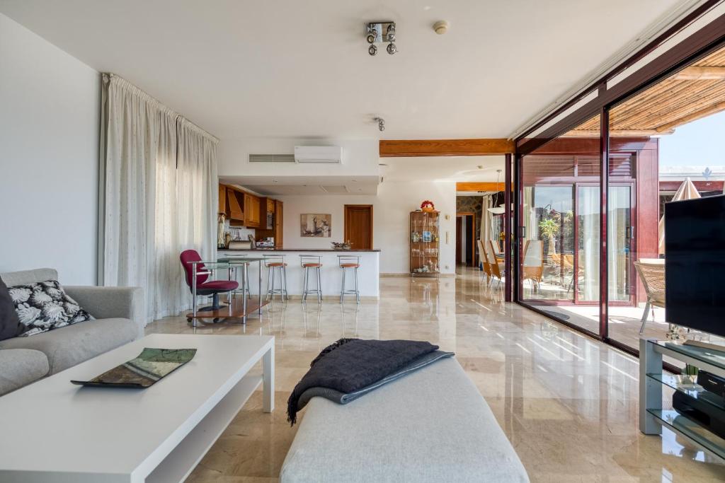 TV a/nebo společenská místnost v ubytování Sunset Villa