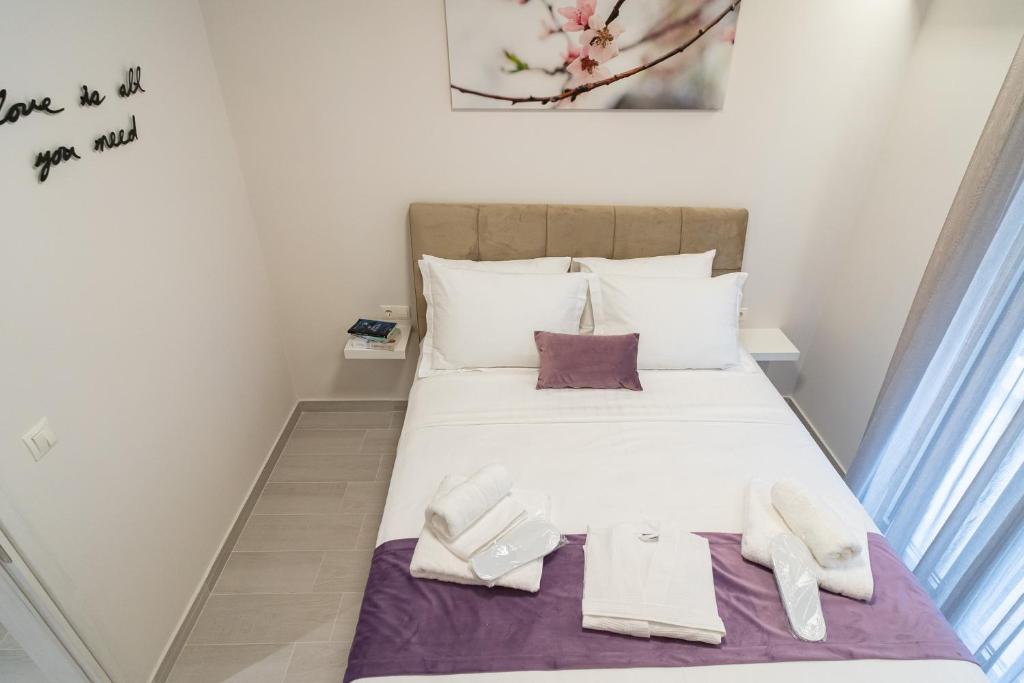 Postel nebo postele na pokoji v ubytování Petit Palace Trikala