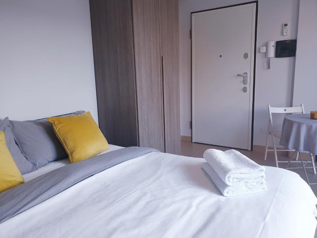 Postel nebo postele na pokoji v ubytování Michelangelo Apartments con parcheggio gratuito in loco e self check in