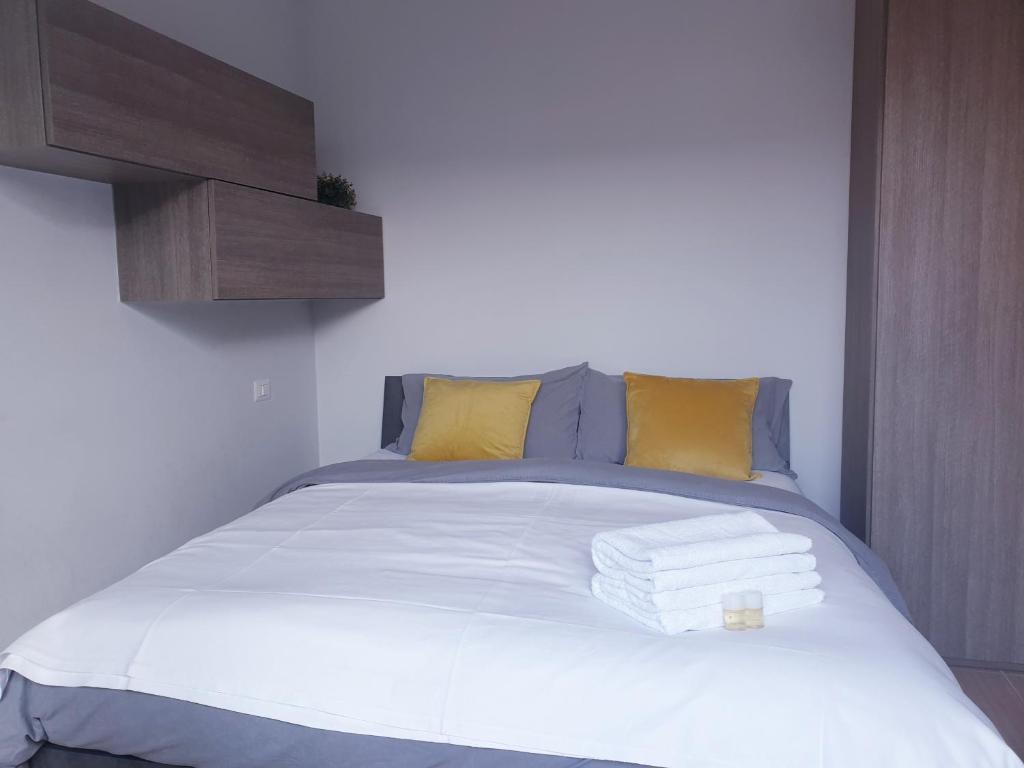 Postel nebo postele na pokoji v ubytování Michelangelo Apartments con parcheggio gratuito in loco e self check in