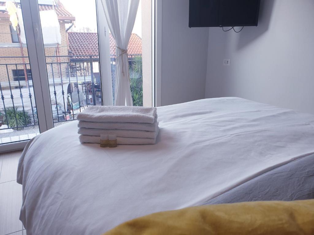 Postel nebo postele na pokoji v ubytování Michelangelo Apartments con parcheggio gratuito in loco e self check in